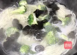 Illustration of how to make fungus soup noodles 5