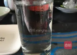 Illustration of how to make half a cucumber 3