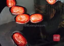 Illustration of how to make black fungus and red date soup 3