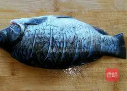 Illustration of how to make radish and crucian carp soup 1