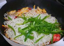 Illustration of how to make fried noodles with red oil king oyster mushroom 4