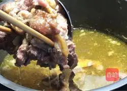 Illustration of how to make beef rib soup and rice noodles 2