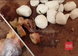 Illustration of how to make seaweed meatball noodles 1