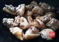 Illustration of how to make pig's trotter soup 1