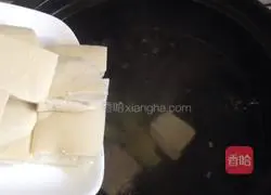 Illustration of how to make seaweed and tofu soup 2
