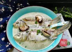 Illustration of how to make mushroom and crucian carp soup 8