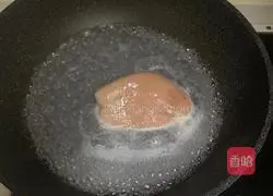 Illustration of shredded chicken and mushroom soup 3