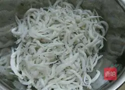 Illustration of how to make whitebait scrambled eggs 1