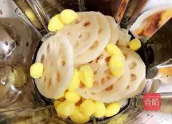 Illustration of how to make Ginkgo Lotus Root and Tremella Soup (strengthening the spleen and nourishing the skin) 5