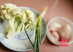 Illustration of how to make cauliflower slices 1