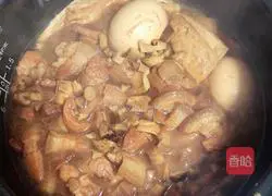 Illustration of Taiwanese Mushroom Braised Pork Noodles 8