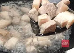 Illustration of how to cook pork belly and small potatoes 5