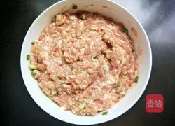 Illustration of how to make fresh meat wontons with tomato sauce 10