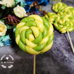Spinach and Pumpkin Steamed Bun Lollipops