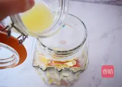 Illustration of how to make fruit cold brew tea 10