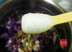 Illustration of how to make purple cabbage mixed with bitter chrysanthemum 9