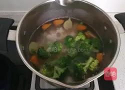 Illustration of how to make seasonal vegetable and chicken soup 15