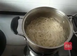 Illustration of how to make noodles with sauce 3