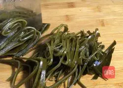 Illustration of how to make kelp shredded pork noodle soup 3