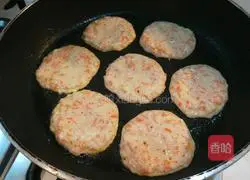 Illustration of how to make the Beijing specialty snack carrot and potato pancakes 8