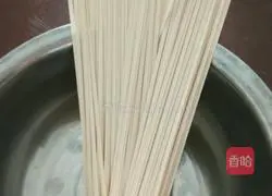 Illustration of how to make spicy and sour noodles 1