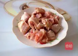 Illustration of how to make mushroom and chicken soup 1