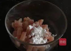 Illustration of how to cook diced chicken with king oyster mushrooms 1