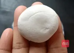 Illustration of how to make sesame rolled gold balls 10