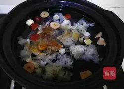 Illustration of how to make peach gum and white fungus soup 7