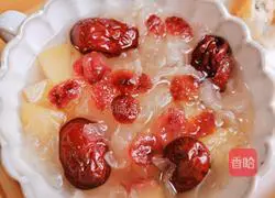 Illustration of the simple health pot version of cranberry and tremella soup 7