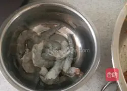 Illustration of how to make leek, meat and shrimp dumplings 1