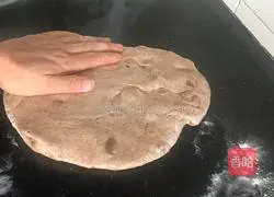 Illustration of how to make raisin rye bread 8