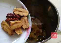 Illustration of how to make healthy red dates, peanuts and lotus seeds soy milk 5