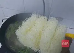 Illustration of making bean and vermicelli soup 8