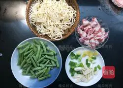 Illustration of how to make braised beans and noodles 1