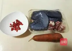 Illustration of how to make radish, wolfberry and black chicken soup 1