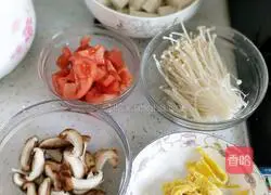 Illustration of how to make tomato, mushroom and tofu soup 1