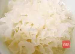 Illustration of how to make cucumber cold salad with white fungus 1