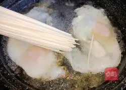 Illustration of how to make spinach, meatballs and egg noodles 3
