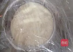 Illustration of how to make celery buns 1