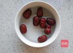 Illustration of how to make red dates, longan and double ears soup 4