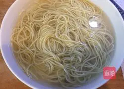 Illustration of how to make noodles with scallion oil 9