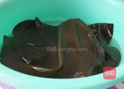 Black beans Illustration of how to make peanut, kelp, melon and chicken soup 2