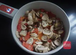 Illustration of how to make mushroom and tomato fat-reducing soup 4