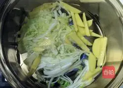 Illustration of how to make cabbage, potato and frozen tofu soup 4