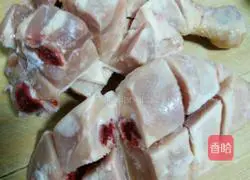 Illustration of how to make mushroom and chicken leg soup 1