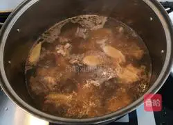 Illustration of how to make little hen and winter melon soup 7