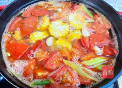 Illustration of how to make tomato, corn, potato and ribs soup 9