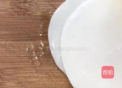 Illustration of how to make egg rolls with dumpling skin 2