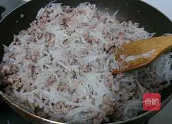 Illustration of how to make white radish and pork roast dumplings 4